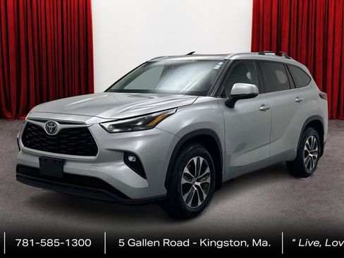 Used 2022 Toyota Highlander XLE AWD/4WD image 1