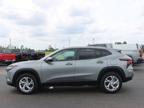 Used 2024 Chevrolet Trax LS w/ LS Convenience Package FWD image 6