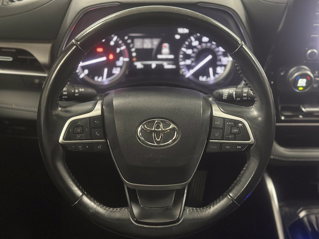 Used 2022 Toyota Highlander XLE FWD image 4