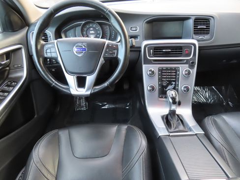 Used 2018 Volvo V60 T5 Dynamic image 12