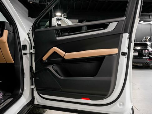 Used 2024 Porsche Cayenne w/ Premium Package Plus image 23