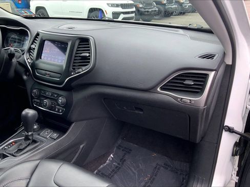 Used 2019 Jeep Cherokee Latitude Plus w/ Cold Weather Group AWD/4WD image 17