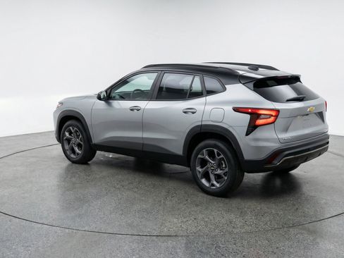 Used 2025 Chevrolet Trax LT w/ LT Convenience Package image 6