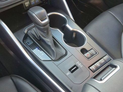 Used 2022 Toyota Highlander XLE image 12