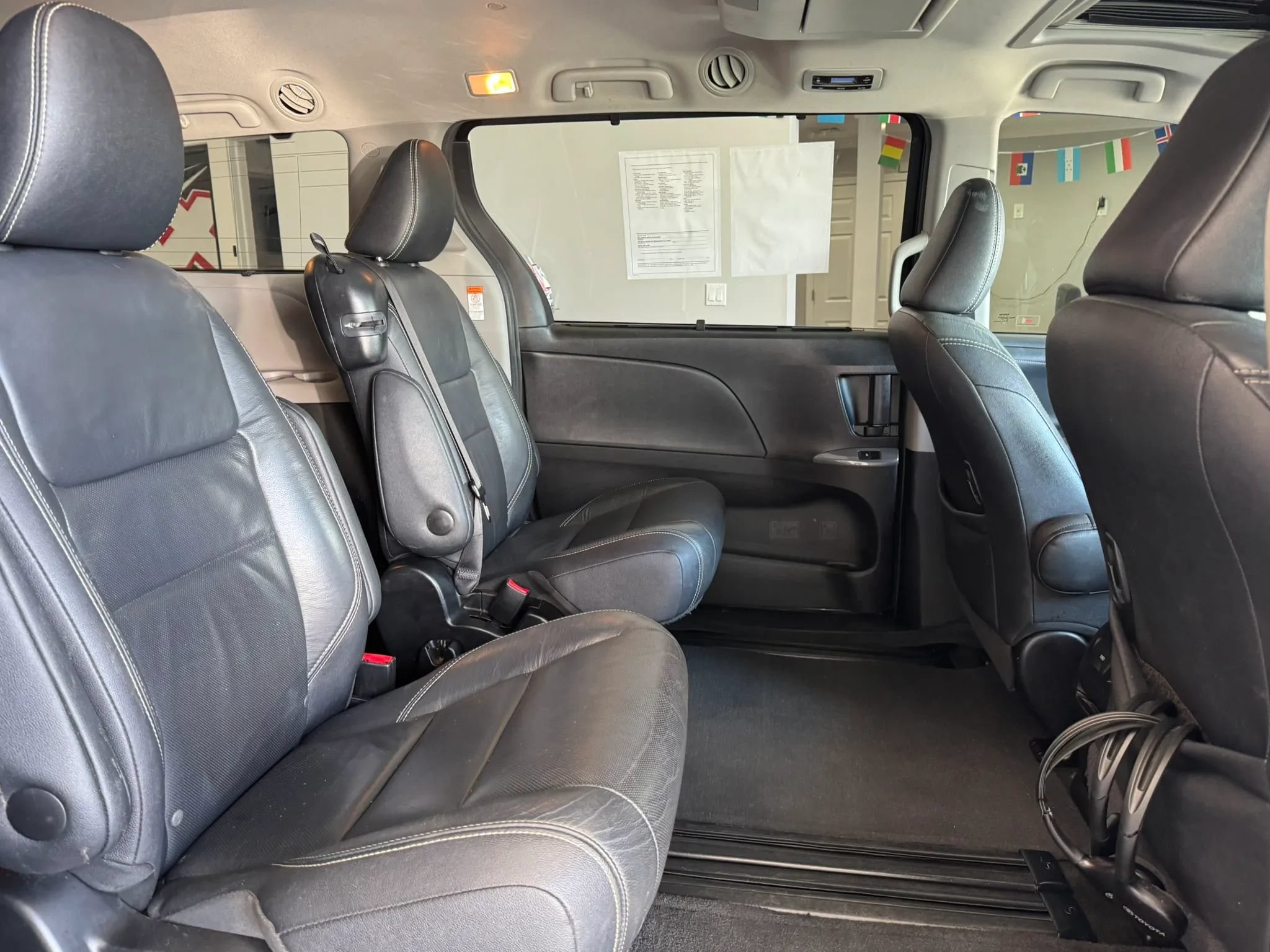 Used 2017 Toyota Sienna SE Premium FWD image 27