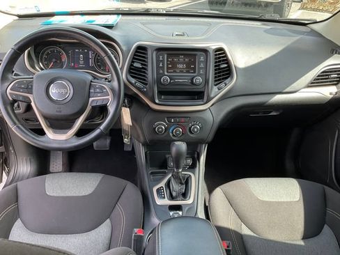 Used 2017 Jeep Cherokee Sport FWD image 3