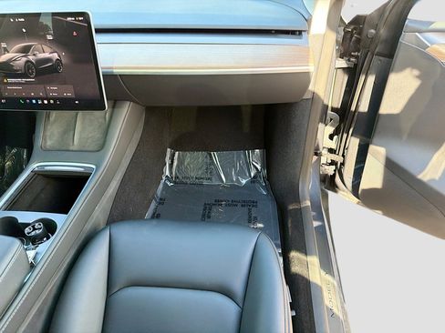 Used 2023 Tesla Model Y Long Range AWD/4WD image 17