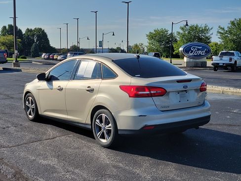 Used 2018 Ford Focus SE w/ SE Appearance Package FWD image 2