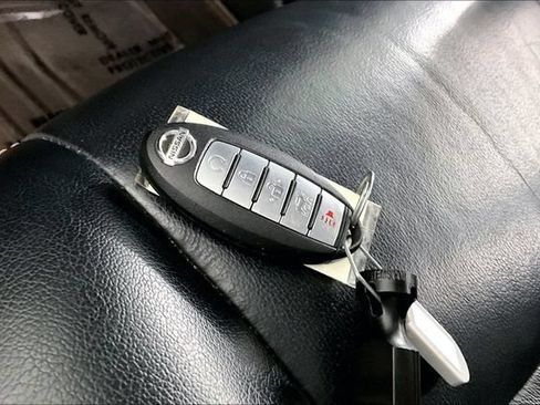 Used 2017 Nissan Pathfinder SL FWD image 12