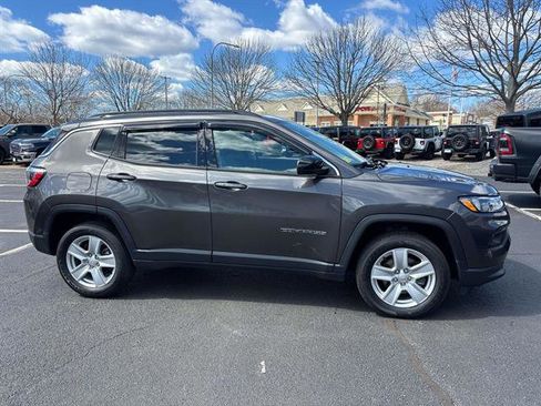 Used 2022 Jeep Compass Latitude w/ Sun and Sound Group AWD/4WD image 2