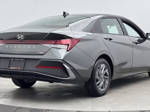 Used 2024 Hyundai Elantra SEL FWD image 7