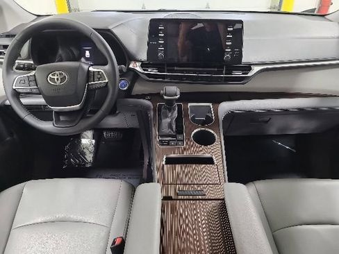 Certified 2021 Toyota Sienna XLE FWD image 24