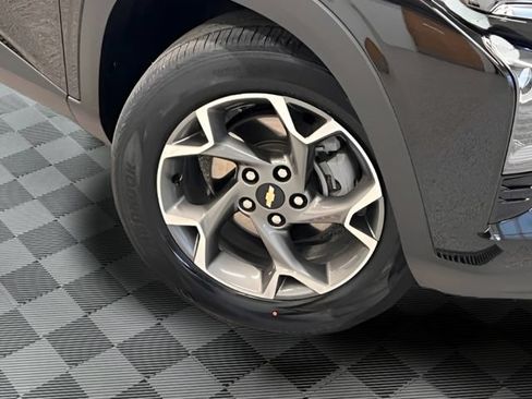Used 2025 Chevrolet Trax LT FWD image 24