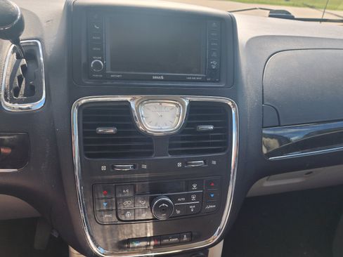 Used 2012 Chrysler Town & Country Touring-L w/ Entertainment Group #2 FWD image 10