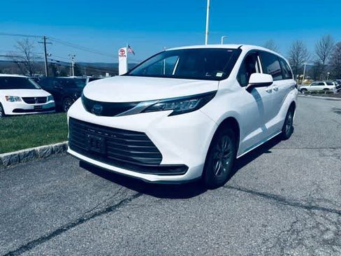 Used 2022 Toyota Sienna LE image 1
