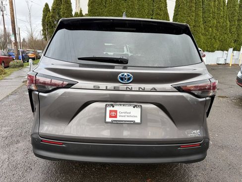 Certified 2023 Toyota Sienna XLE image 6