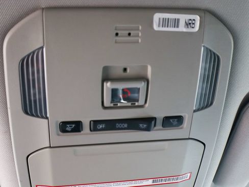 Used 2021 Toyota Highlander L FWD image 30