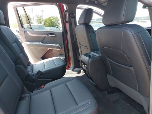Used 2025 GMC Acadia Elevation w/ Elevation Premium Package FWD image 12