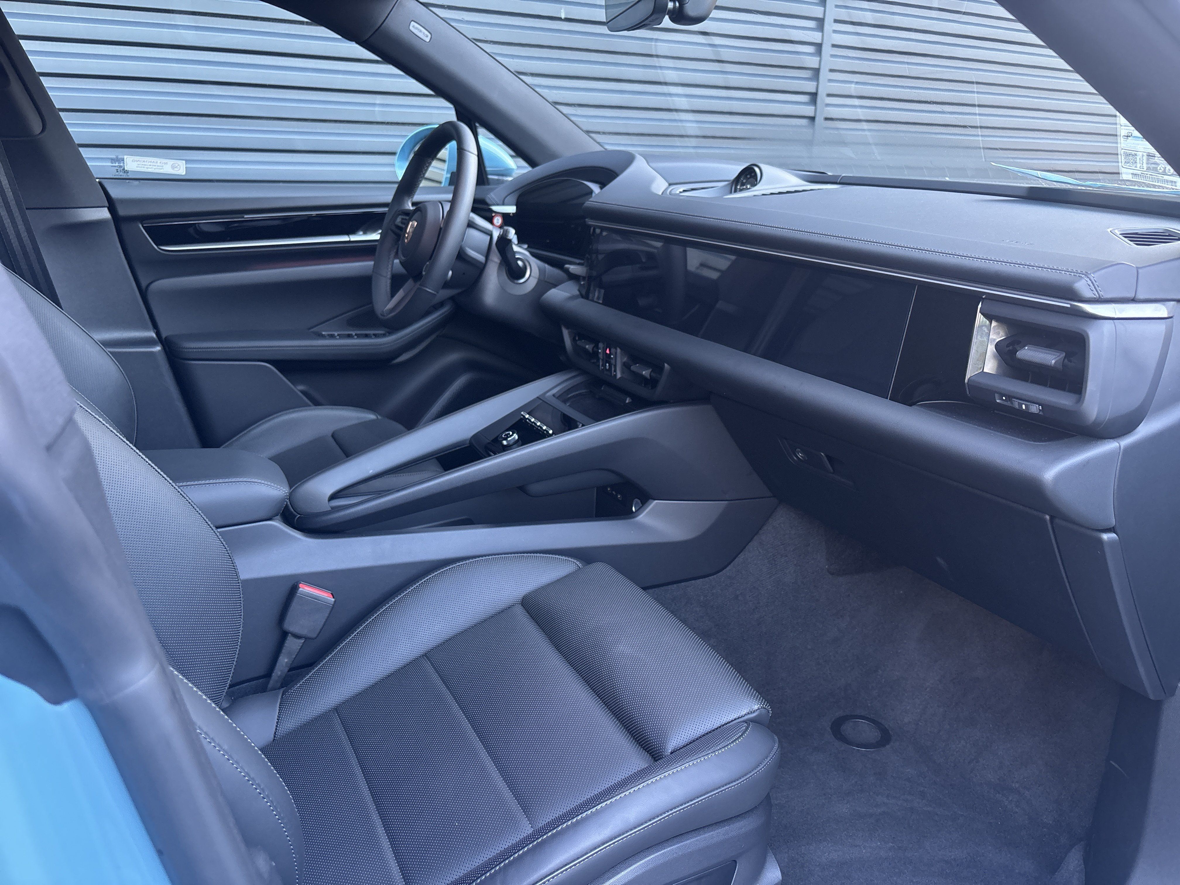 Certified 2025 Porsche Macan 4S Electric AWD/4WD image 22