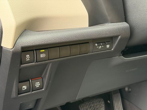 Used 2023 Toyota Sienna Limited image 15