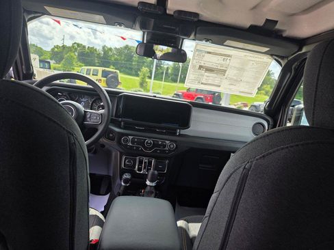 New 2025 Jeep Gladiator Sport S image 16