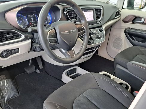Used 2023 Chrysler Voyager LX image 8
