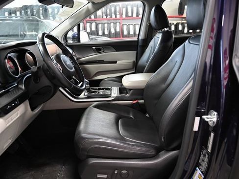 Used 2022 Kia Carnival LX image 10