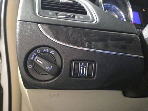 Used 2015 Chrysler Town & Country Touring image 60