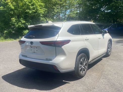 Used 2021 Toyota Highlander XLE AWD/4WD image 9