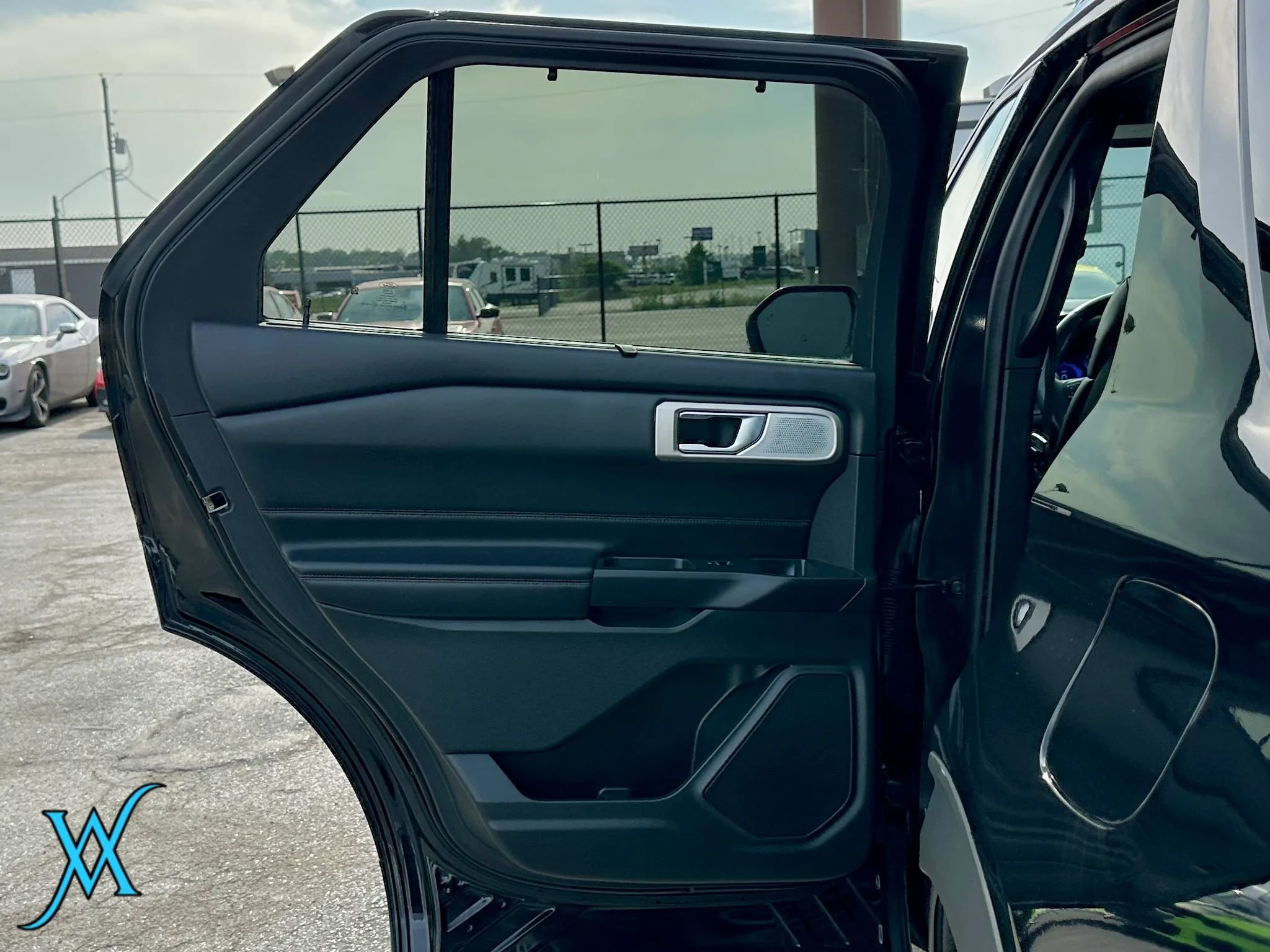 Used 2020 Ford Explorer Platinum w/ Premium Technology Package AWD/4WD image 22
