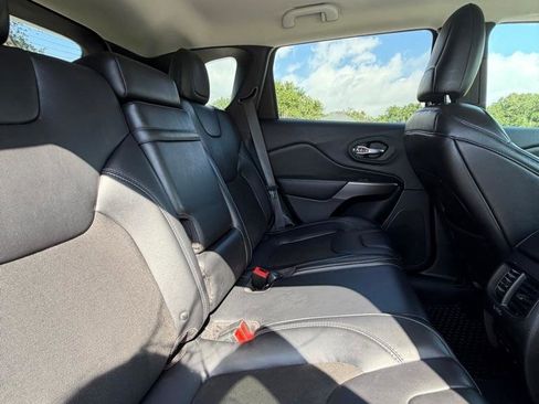 Used 2019 Jeep Cherokee Latitude Plus w/ Cold Weather Group AWD/4WD image 17