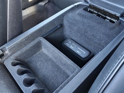 Used 2016 Chrysler 300 C Platinum image 34