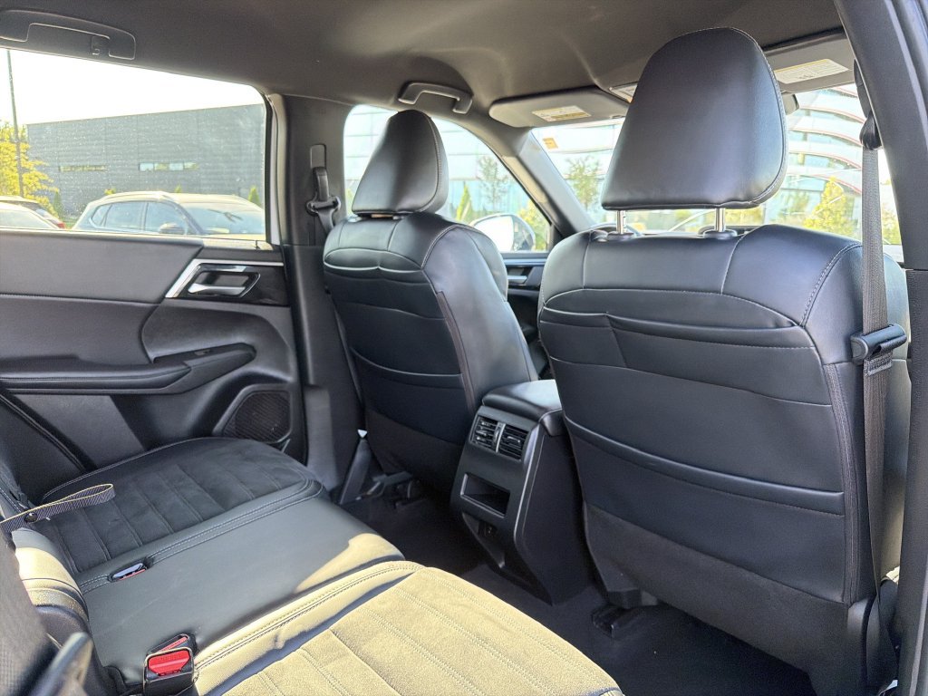 Used 2024 Mitsubishi Outlander SE Black Edition FWD image 17