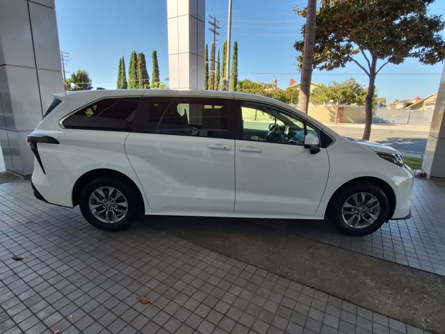 Certified 2026 Toyota Sienna LE FWD image 4