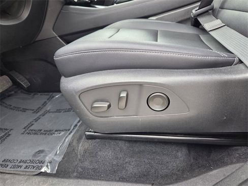 Used 2025 Chevrolet Traverse LT image 28