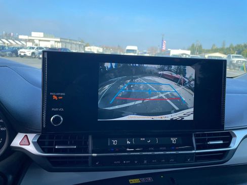 Used 2025 Toyota Sienna XLE image 17