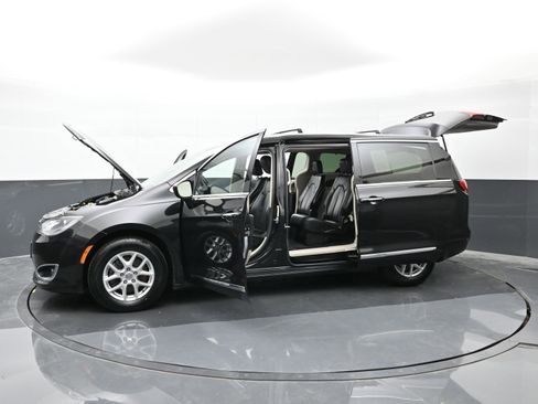 Used 2020 Chrysler Pacifica Touring-L image 49