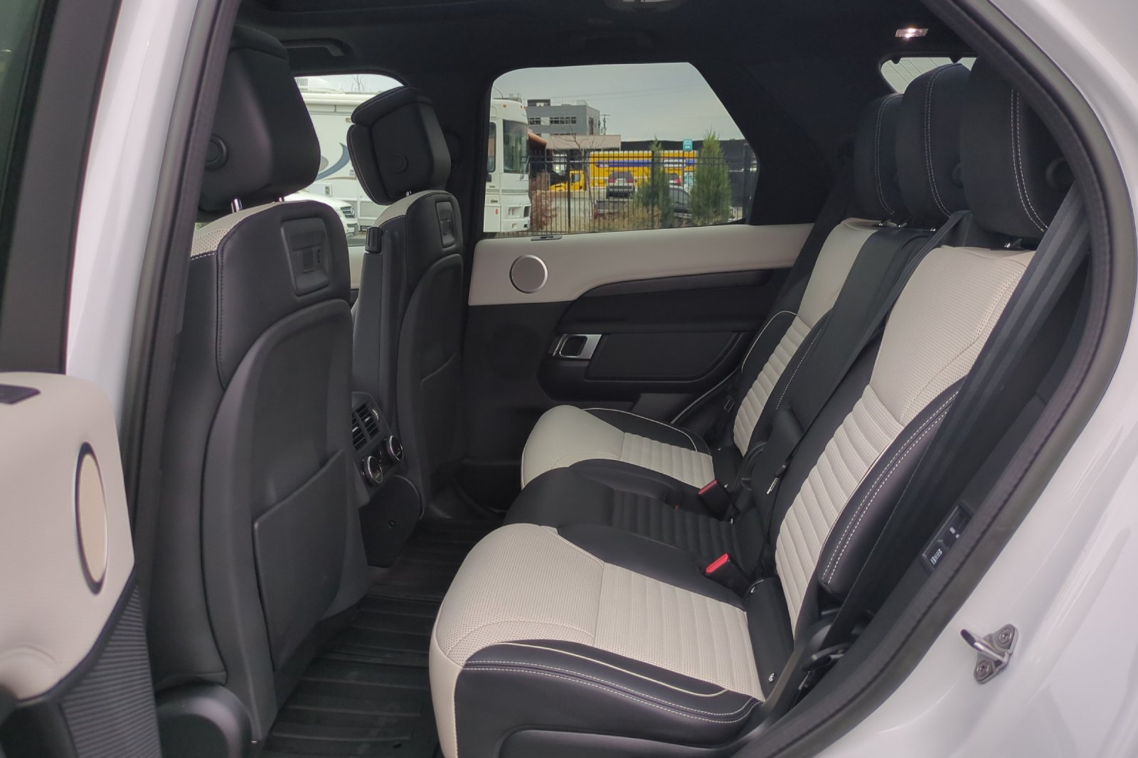 Used 2023 Land Rover Discovery HSE R-Dynamic AWD/4WD image 13