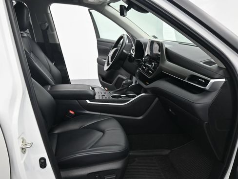 Used 2023 Toyota Highlander XLE AWD/4WD image 16