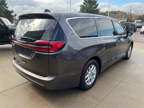 Certified 2023 Chrysler Pacifica Touring-L image 6