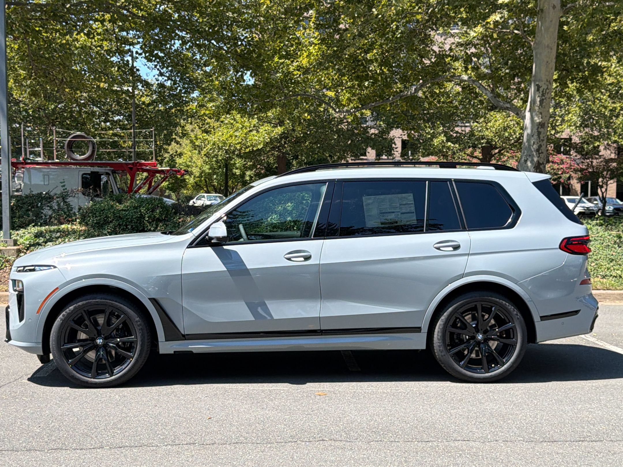 Used 2027 BMW X7 xDrive40i w/ M Sport Package AWD/4WD image 2
