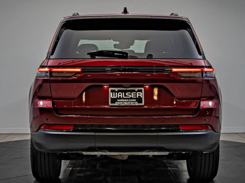 Used 2023 Jeep Grand Cherokee Altitude RWD image 6