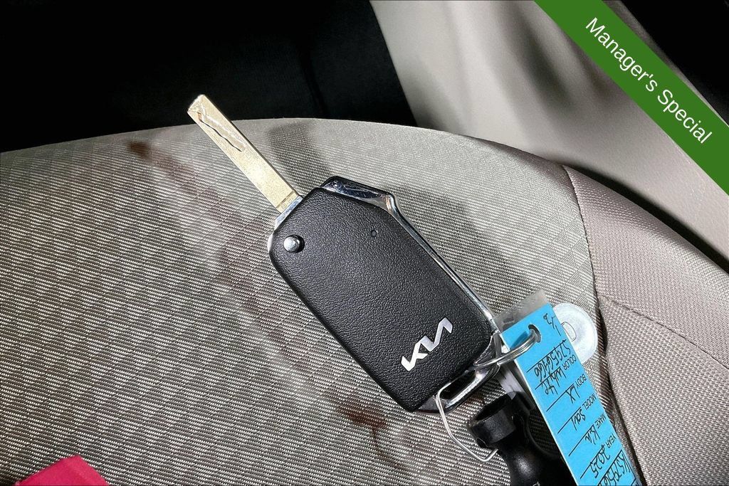 Used 2025 Kia Soul LX w/ LX Technology Package FWD image 12