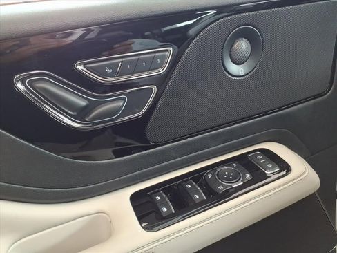 New 2025 Lincoln Aviator Reserve w/ Illumination Package AWD/4WD image 17