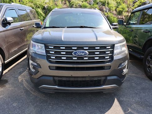Used 2017 Ford Explorer XLT w/ Equipment Group 202A AWD/4WD image 2
