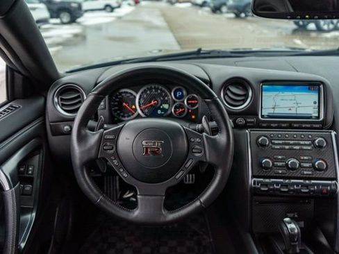 Used 2016 Nissan GT-R Premium image 13
