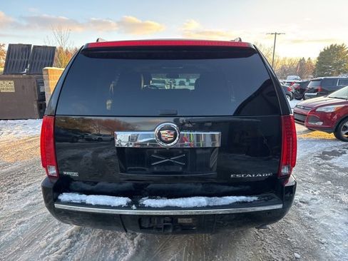 Used 2011 Cadillac Escalade Luxury image 4