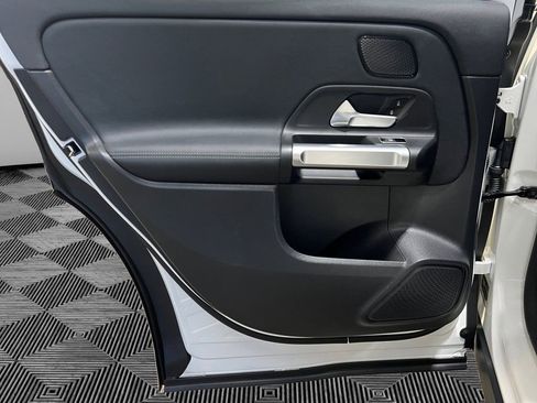 Used 2022 Mercedes-Benz EQB 300 4MATIC image 21