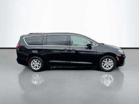 Used 2024 Chrysler Pacifica Touring-L image 8