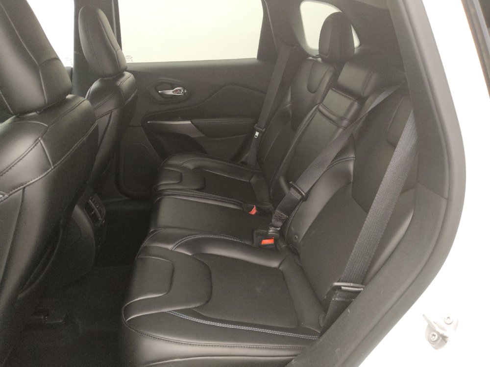 Used 2019 Jeep Cherokee Latitude Plus w/ Comfort/Convenience Group FWD image 18